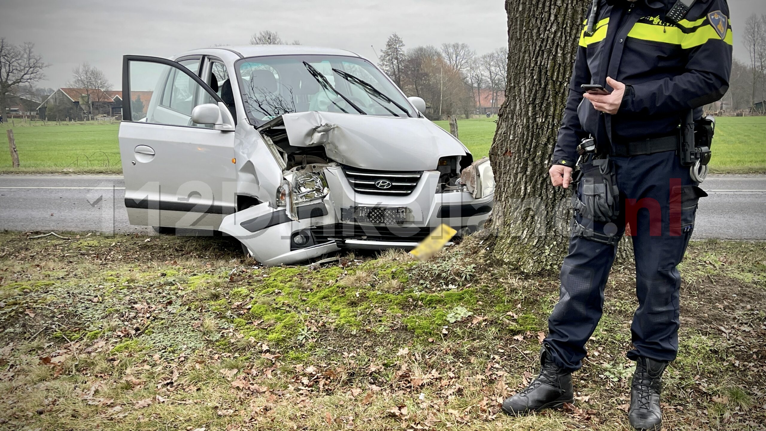 Auto belandt tegen boom in Agelo: één persoon gewond