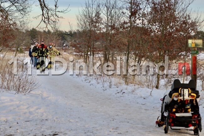Hulpdiensten rukken uit voor ongeval op ijs in Lattrop-Breklenkamp.