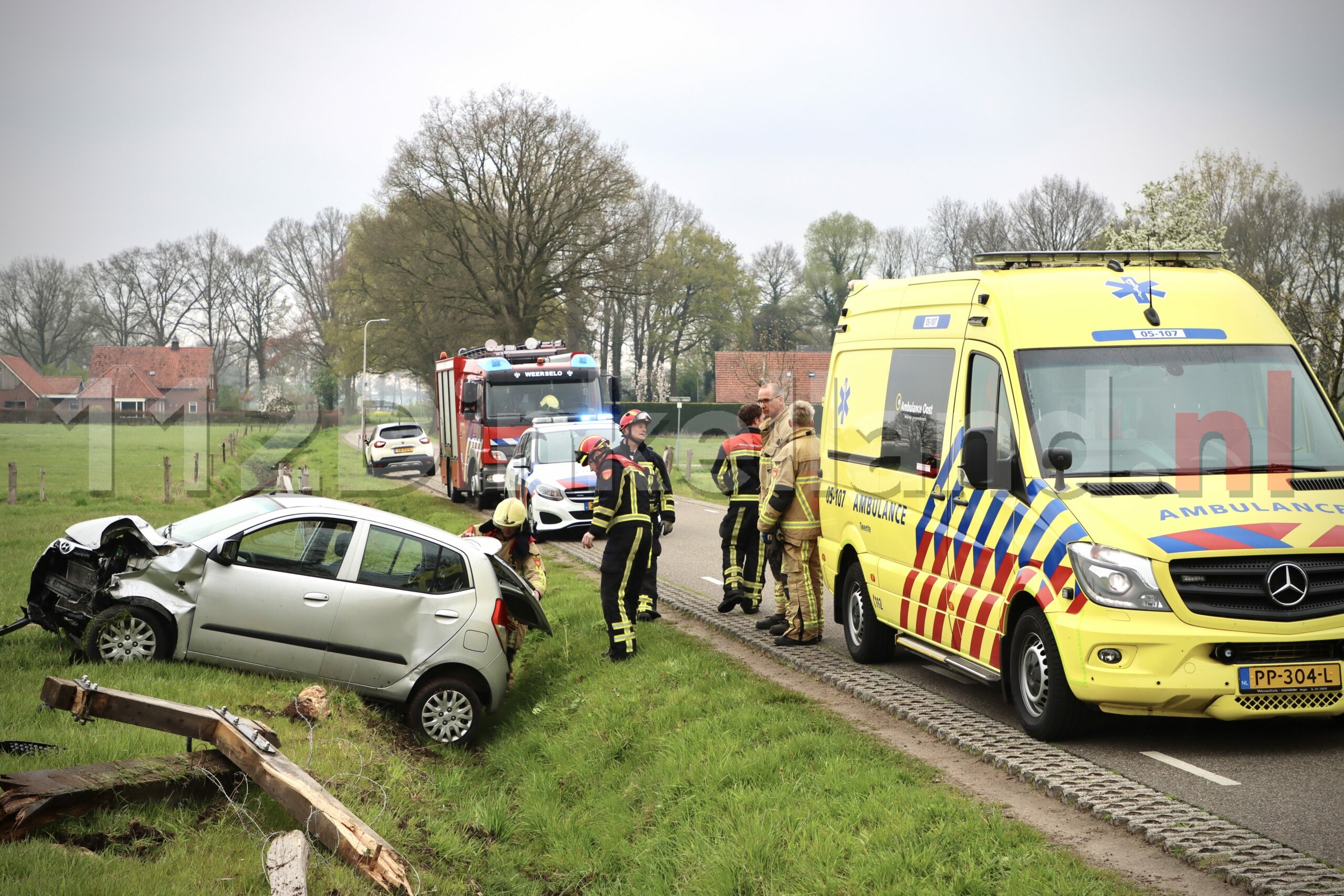 Automobilist in Deurningen schiet van de weg en komt in weiland tot stilstand; bestuurder naar het ziekenhuis