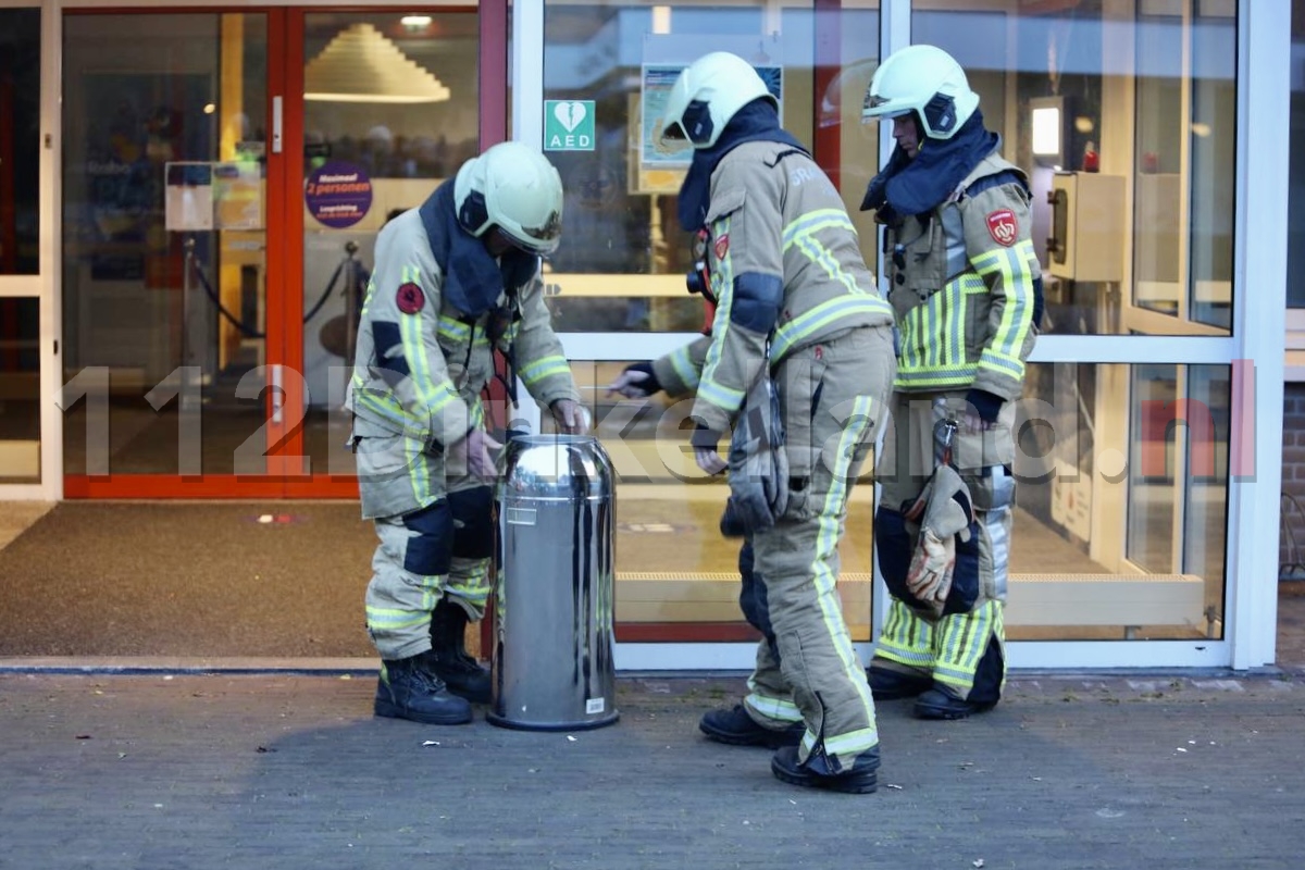 Smeulende prullenbak zorgt voor uitruk brandweer en politie naar Rabobank in Denekamp