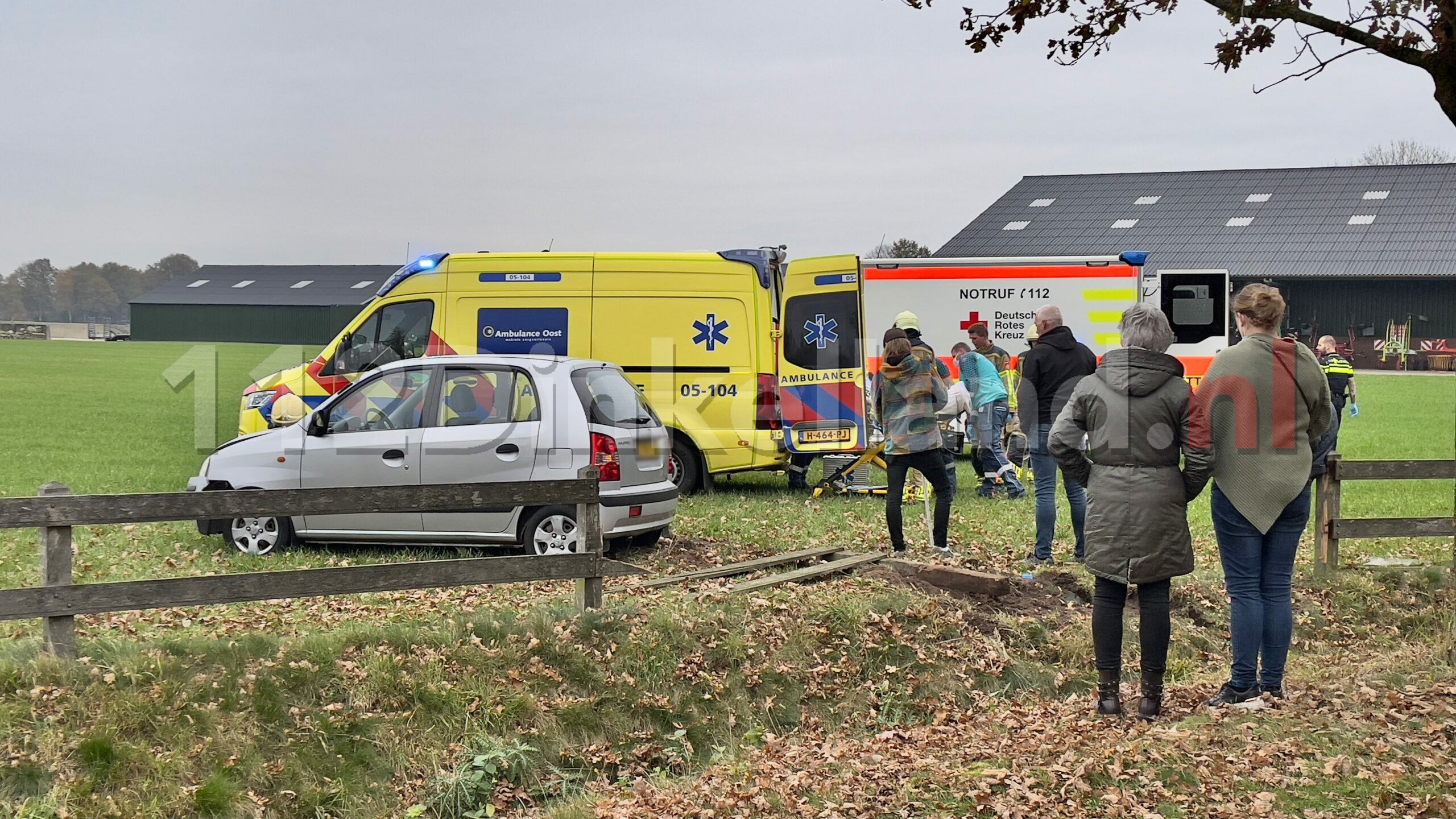 Twee gewonden bij ongeval in Denekamp; auto belandt in weiland