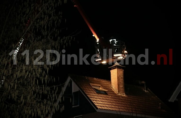 Brandweer rukt uit voor schoorsteenbrand in Rossum