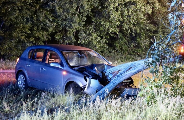 Automobilist raakt van de weg en belandt tegen boom in Denekamp