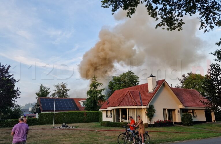 Woning en schuur in brand in Denekamp, brand onder controle