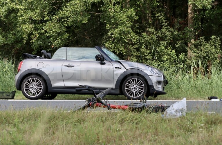 VIDEO: Fietsster uit Duitsland ernstig gewond bij aanrijding in Agelo, traumahelikopter ingezet, weg ruim 5 uur afgesloten voor onderzoek