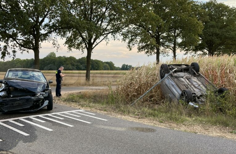 VIDEO: Auto belandt op de kop in maisveld na ongeval in Agelo