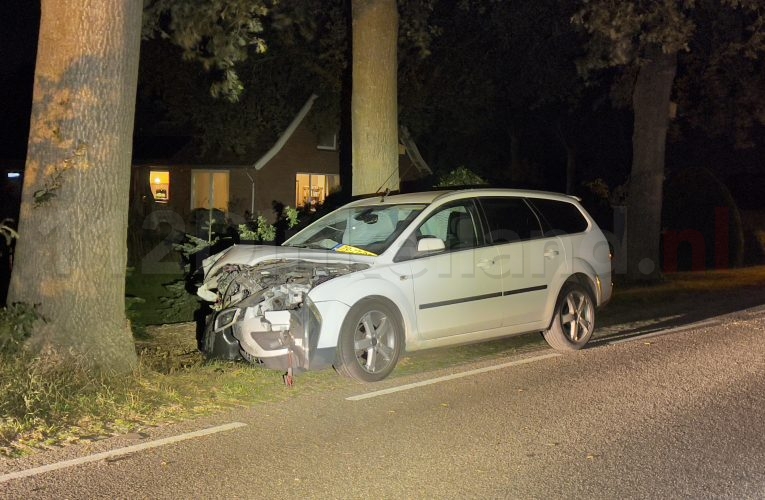 Automobilist raakt van de weg en belandt tegen boom in Denekamp