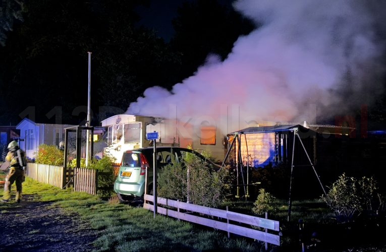 VIDEO: Campinggast gewond bij brand; stacaravan brandt volledig uit