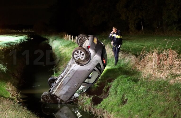 Automobilist belandt op de kop in sloot in Denekamp