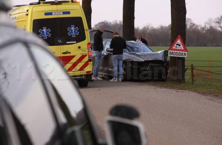 Automobilist belandt met voertuig tegen boom in Tilligte