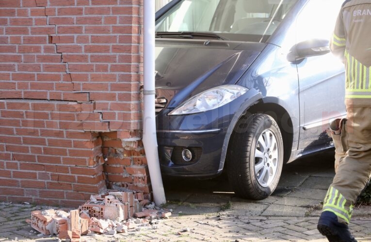 Video: Automobilist ramt woning in Rossum