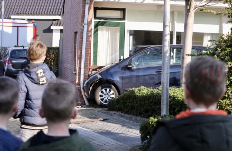 Automobilist ramt woning in Rossum