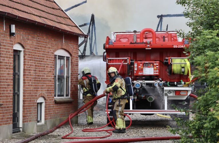 VIDEO: Schuur volledig uitgebrand in Denekamp