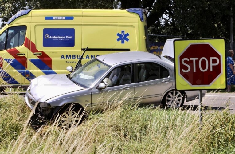 Twee voertuigen weggesleept na ongeval in Lattrop