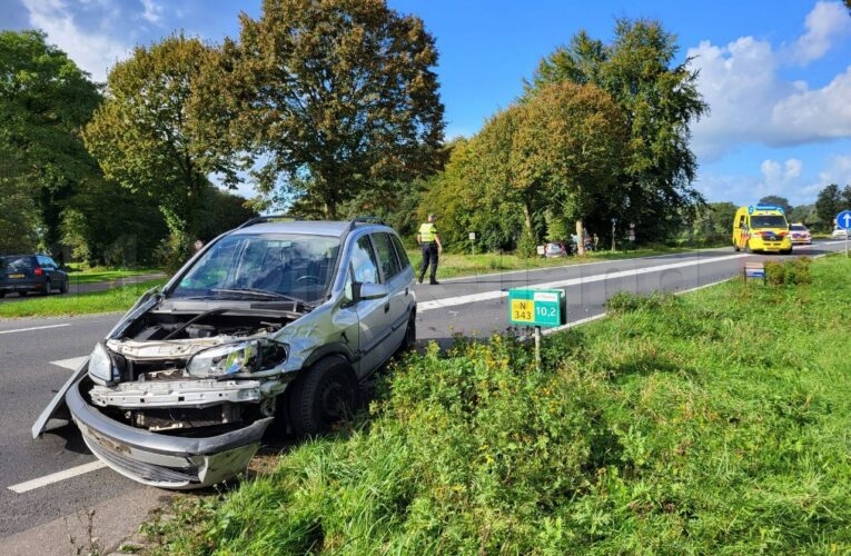 Veel schade en gewonde bij aanrijding op N343 tussen Weerselo en Fleringen