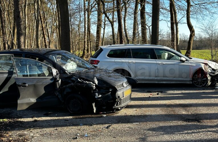 Veel schade bij ongeval met drie voertuigen in Agelo