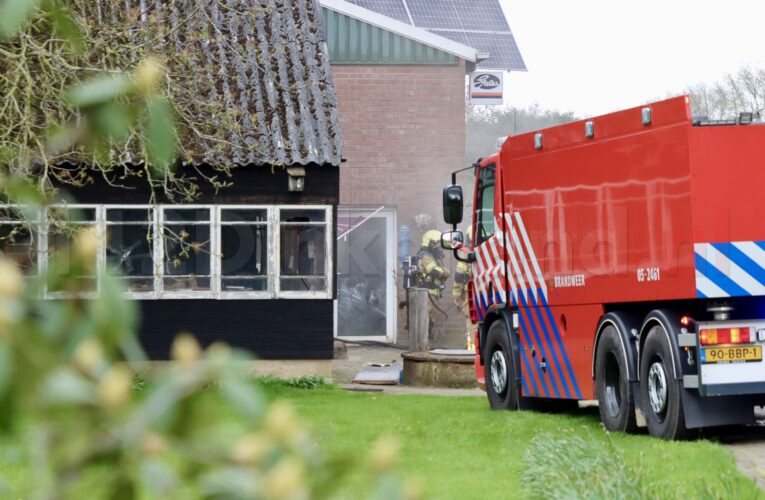 Brandweer rukt uit voor brand in schuur Weerselo