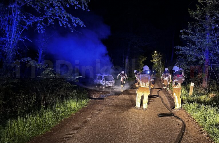 VIDEO: Auto brandt volledig uit in buitengebied van Deurningen