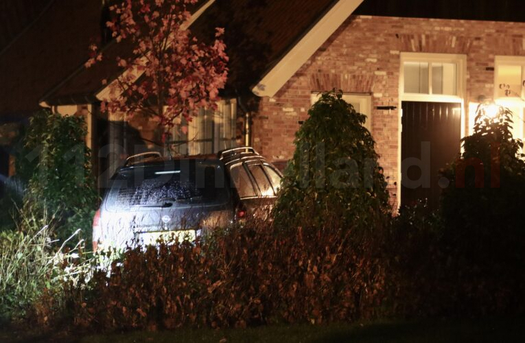 VIDEO: Automobilist vliegt uit de bocht en komt in voortuin van woning in Saasveld