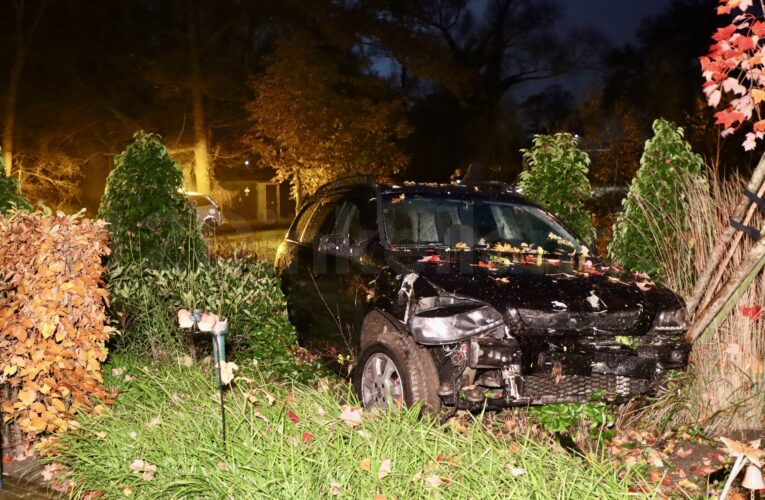 Automobilist vliegt uit de bocht en komt in voortuin van woning in Saasveld