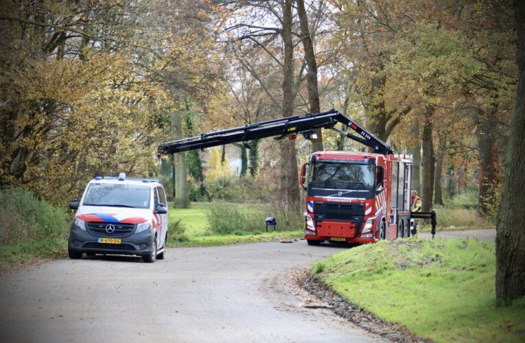 VIDEO: Politie doet uitgebreid onderzoek na aantreffen van levenloos lichaam in beek Saasveld