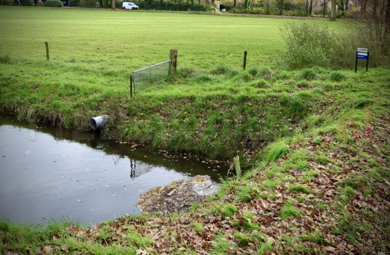 UPDATE: Lichaam en fiets aangetroffen in beek Saasveld