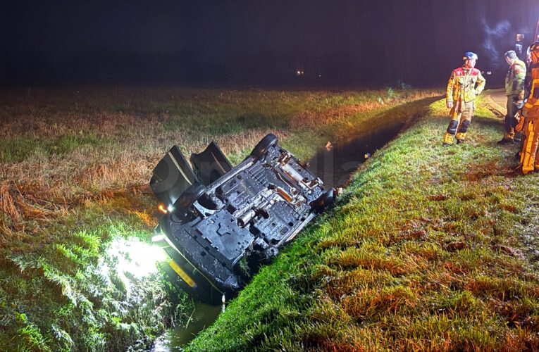 Automobiliste belandt met haar voertuig op de kop in sloot Rossum