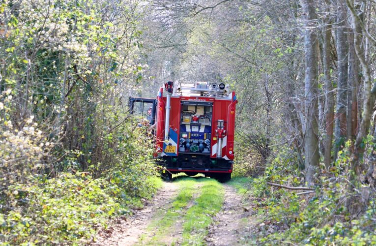 Brandweer rukt uit voor melding brand op akker in Weerselo