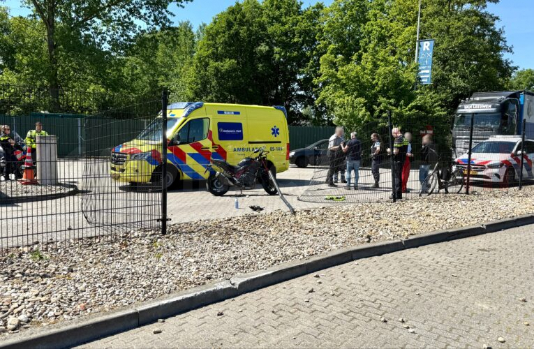 Persoon met spoed naar ziekenhuis na ongeval tijdens motorrijles